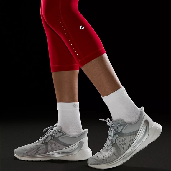 LULULEMON FAST & FREE - BNWOT - Picture 4 of 10